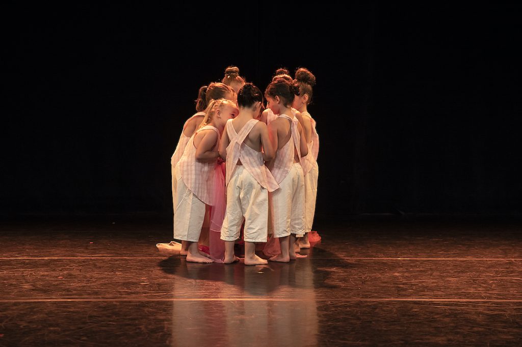 Elèves de l'école de danse de Montpon en éveil