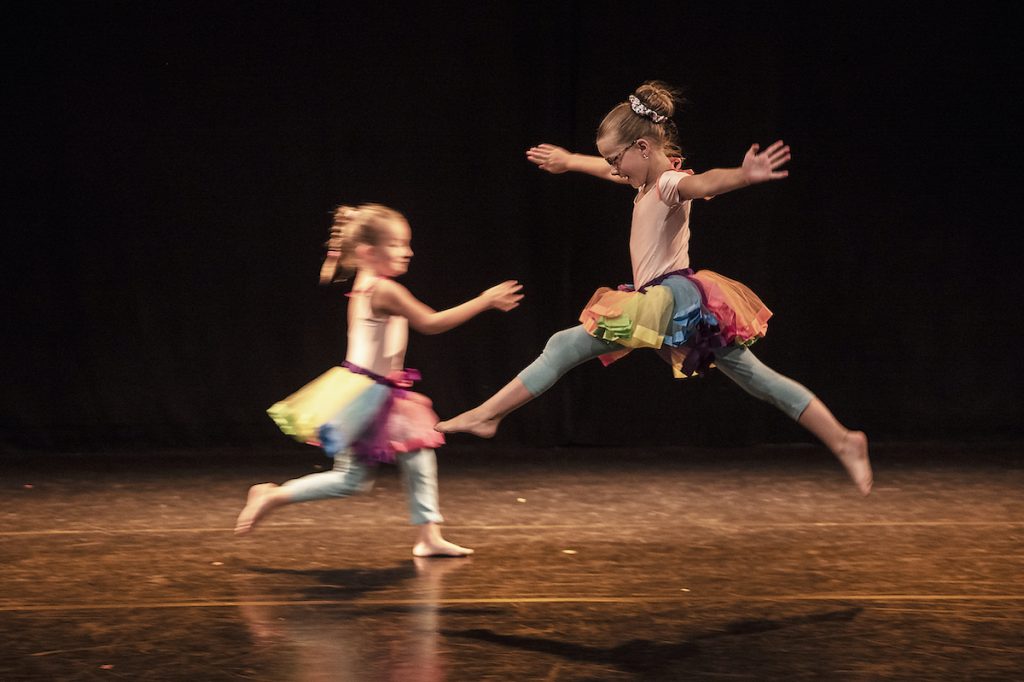 Deux élèves sur scène de l'école de danse de Montpon en initiation danse