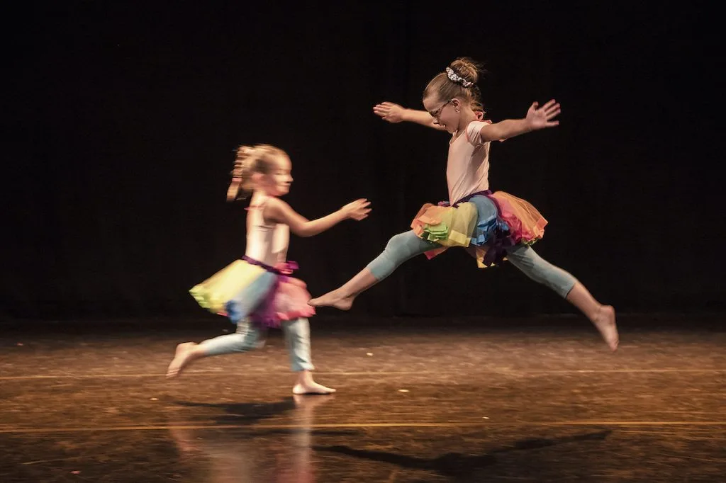 Deux élèves sur scène de l'école de danse de Montpon en initiation danse