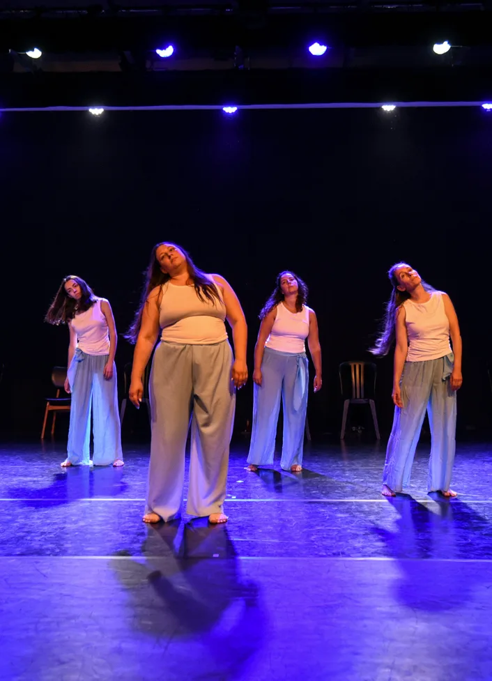 Danseuses de contemporain lors du spectacle 2025 de l'école de danse de Montpon